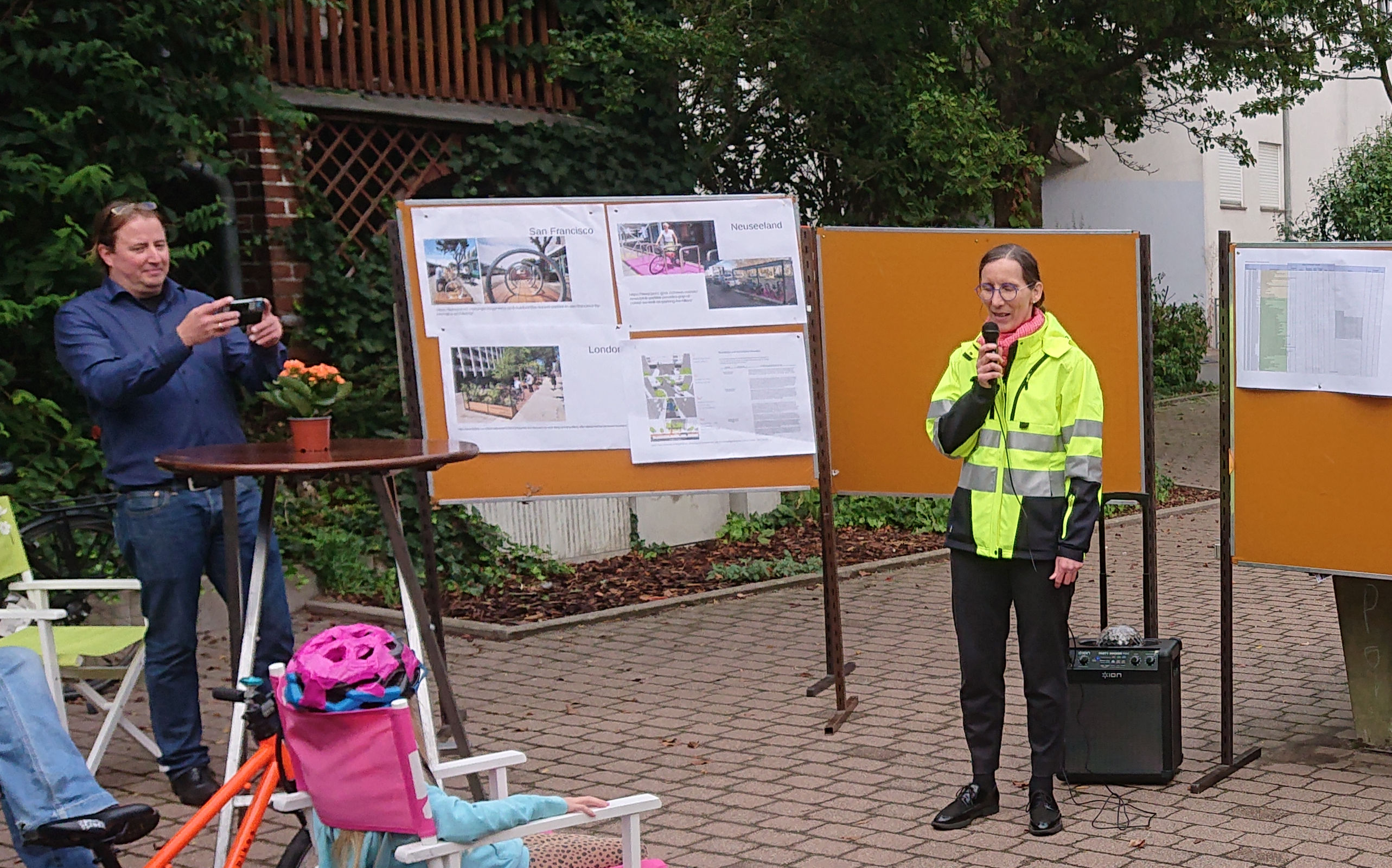 Herr Leven, vortragender Verkehrsingenieur , Frau Sauer, Leiterin des Verkehrsmanagements Image