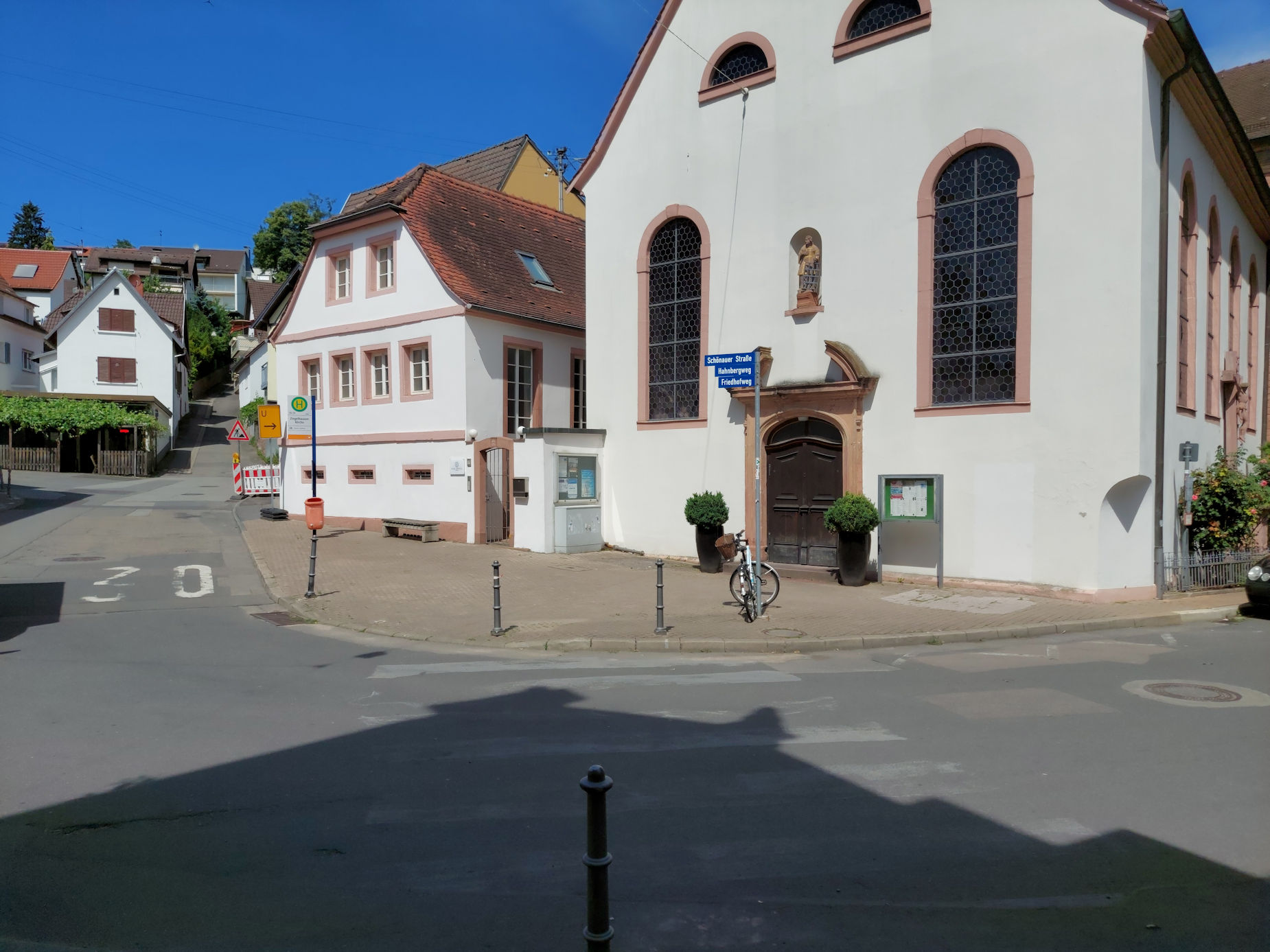 Vor der alten Kirche ? Image