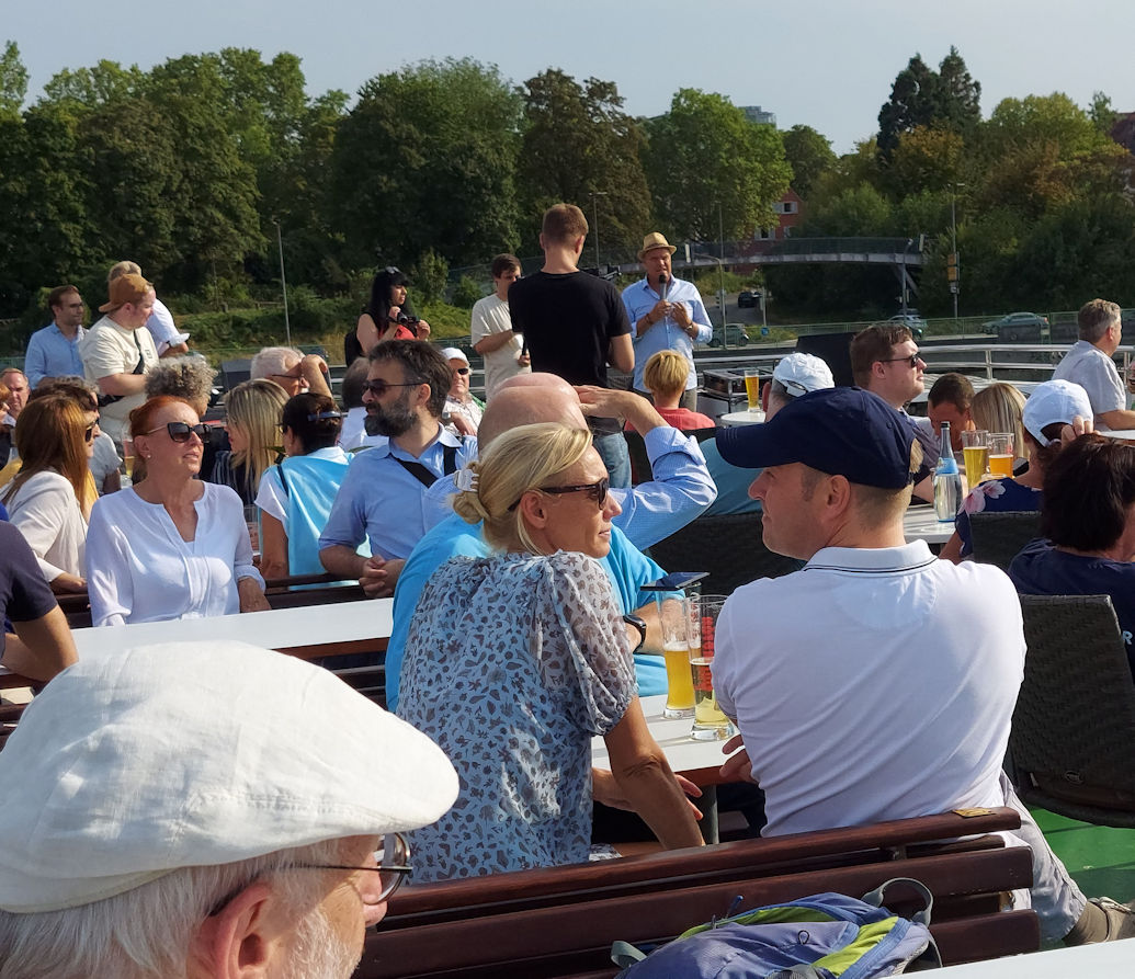 OB Würzner moderiert die Flussfahrt thematisch Image