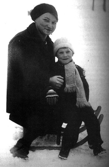 Der Verfasser mit seiner Mutter 1941 Image