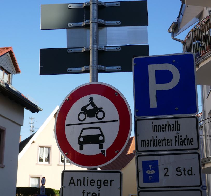 Unübersichtlicher Schilderwald Image